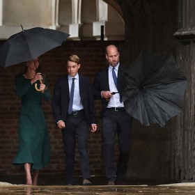 Princ George má za sebou první školní den v Etonu, který poznamenala nehoda jeho táty Williama. Tomu poryv větru obrátil naruby deštník.