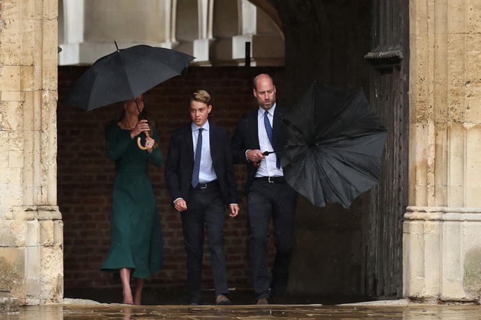 Princ George má za sebou první školní den v Etonu, který poznamenala nehoda jeho táty Williama. Tomu poryv větru obrátil naruby deštník.