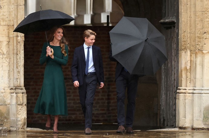 William se chvilku snažil vzdorovat živlům a deštník urovnat.