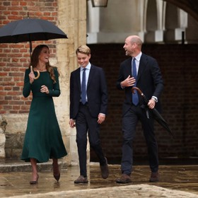 Pak to ale vzdal, složil ho a vyrazil neohroženě do deště. George a Kate Middleton, oděnou v trendy zelených midi šatech, jeho komické vystoupení viditelně pobavilo.