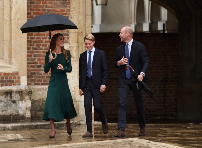 Pak to ale vzdal, složil ho a vyrazil neohroženě do deště. George a Kate Middleton, oděnou v trendy zelených midi šatech, jeho komické vystoupení viditelně pobavilo.