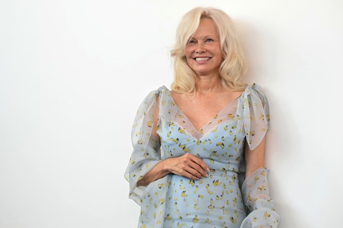 V podobném stylu se v Benátkách objevila také hvězda Pobřežní hlídky Pamela Anderson. Jak vidno, volnočasové mikádo sluší i téměř šedesátnicím.