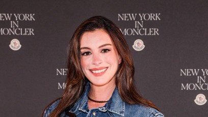 FOTO: Anne Hathaway vynesla zajímavý model s odhaleným bříškem.