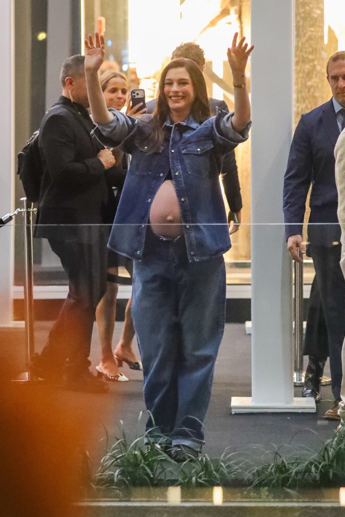 Anne Hathaway ukázala těhotenské bříško. 