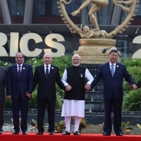 Vladimir Putin se během focení na summitu BRICS snažil dostat doprostřed snímku. Nakonec se mu to podařilo.