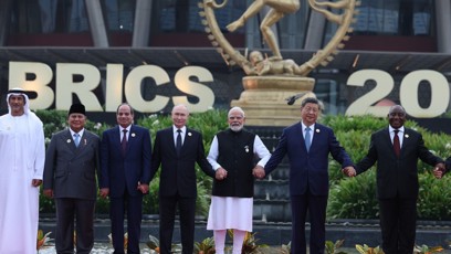 FOTO: Vladimir Putin se během focení na summitu BRICS snažil dostat do středu záběru.