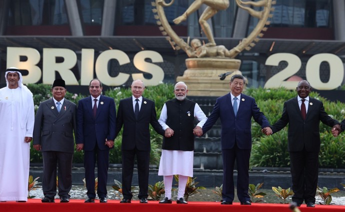 Vladimir Putin se během focení na summitu BRICS snažil dostat doprostřed snímku. Nakonec se mu to podařilo. 