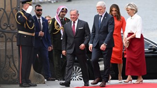Okouzlující Eva Pavlová uvítala jordánského krále v červené sukni. Originální hradní noblesu seženete i v konfekci Okouzlující Eva Pavlová uvítala jordánského krále v červené sukni. Originální hradní noblesu seženete i v konfekci