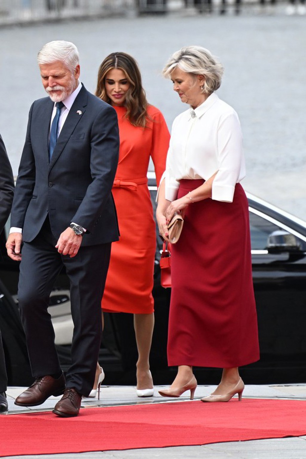 Inspirujte se outfitem Evy Pavlové, v němž uvítala jordánského krále. Nakupujte klidně v konfekci