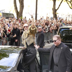 Ochranka musí Celine Dion podpírat.