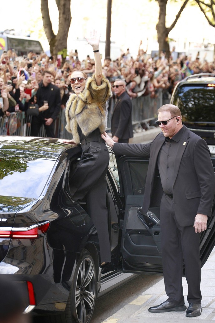 Ochranka musí Celine Dion podpírat.