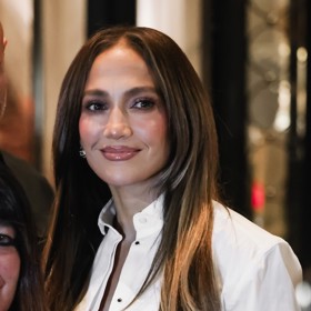 Kadeřník hodnotí vlasovou proměnu Jennifer Lopez a Hailey Bieber. Jejich nový odstín je hit podzimu