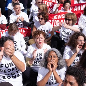 Susan Sarandon uprostřed demonstrace.