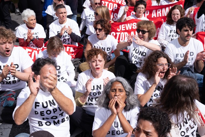 Susan Sarandon uprostřed demonstrace.