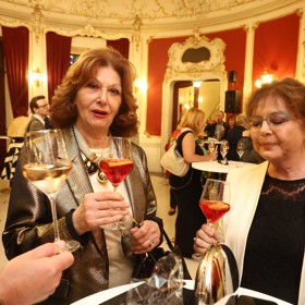 Saskia Burešová a Marie Tomsová na premiéře opery Sweeney Todd: Ďábelský lazebník z Fleet Street.