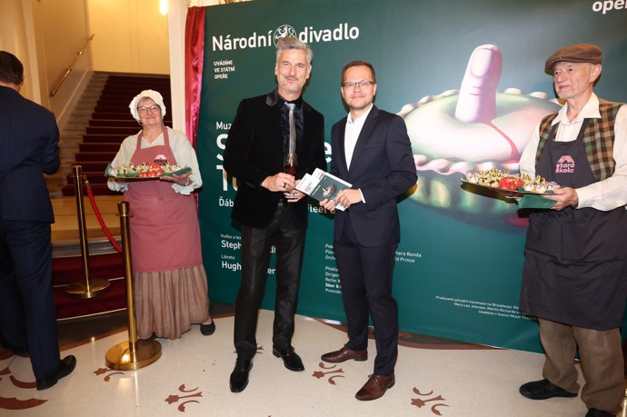 Lumír Olšovský a Pavel Bár na premiéře opery Sweeney Todd: Ďábelský lazebník z Fleet Street.