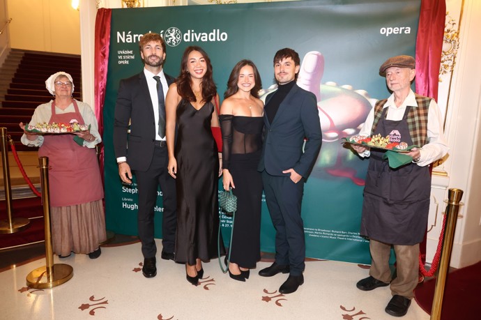Účastníci AYTO na premiéře opery Sweeney Todd: Ďábelský lazebník z Fleet Street.