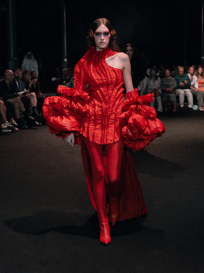 Šaty ze žárovek, inspirace Coco Chanel i odkaz na brutalismus. Co nás zaujalo na pražském Fashion Weeku