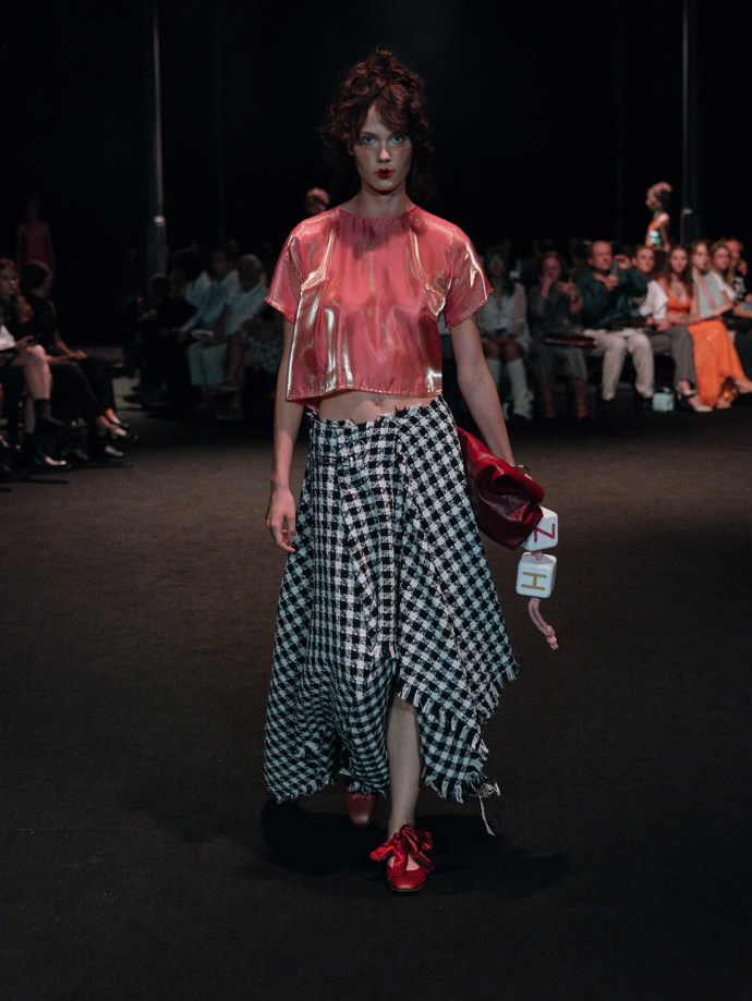 Šaty ze žárovek, inspirace Coco Chanel i odkaz na brutalismus. Co nás zaujalo na pražském Fashion Weeku