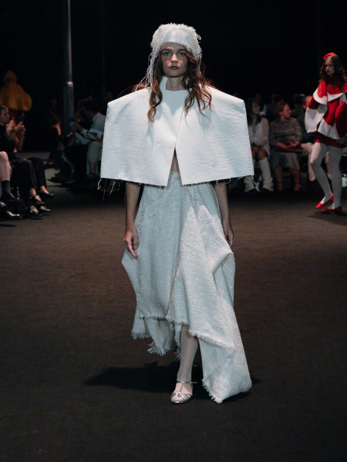 Šaty ze žárovek, inspirace Coco Chanel i odkaz na brutalismus. Co nás zaujalo na pražském Fashion Weeku