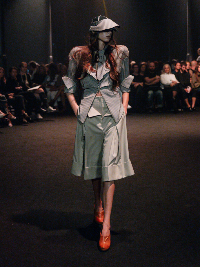 Šaty ze žárovek, inspirace Coco Chanel i odkaz na brutalismus. Co nás zaujalo na pražském Fashion Weeku
