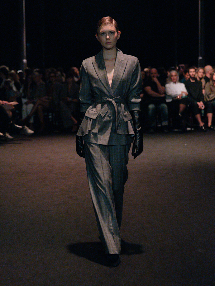 Šaty ze žárovek, inspirace Coco Chanel i odkaz na brutalismus. Co nás zaujalo na pražském Fashion Weeku