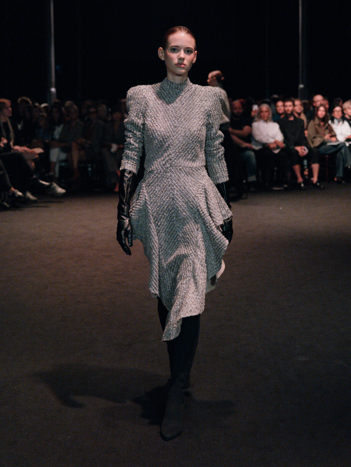 Šaty ze žárovek, inspirace Coco Chanel i odkaz na brutalismus. Co nás zaujalo na pražském Fashion Weeku