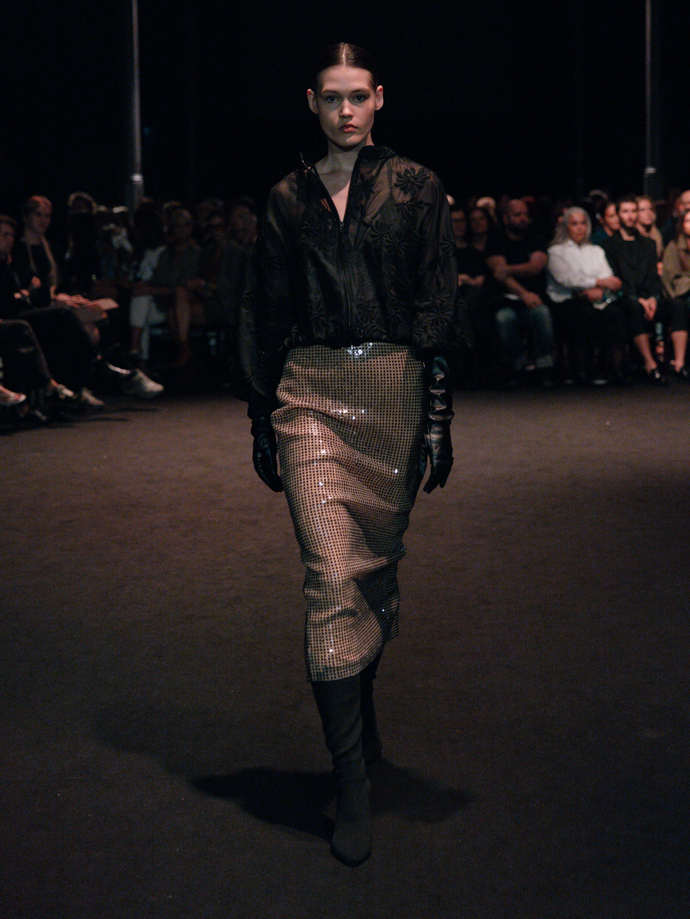 Šaty ze žárovek, inspirace Coco Chanel i odkaz na brutalismus. Co nás zaujalo na pražském Fashion Weeku
