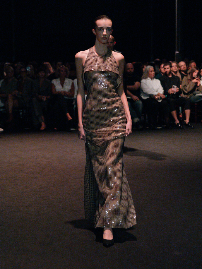 Šaty ze žárovek, inspirace Coco Chanel i odkaz na brutalismus. Co nás zaujalo na pražském Fashion Weeku