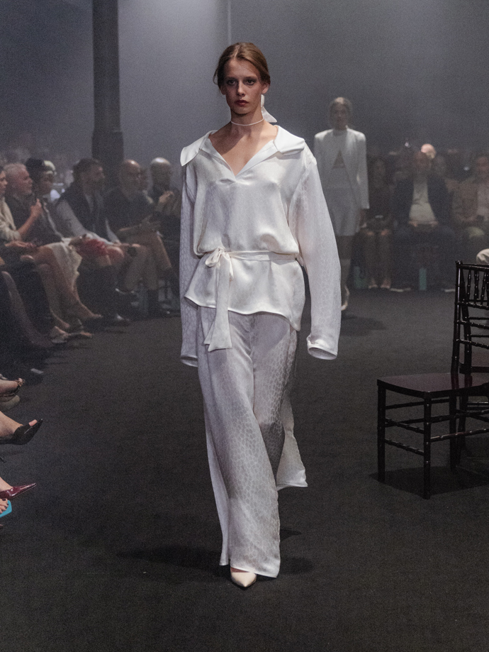 Šaty ze žárovek, inspirace Coco Chanel i odkaz na brutalismus. Co nás zaujalo na pražském Fashion Weeku