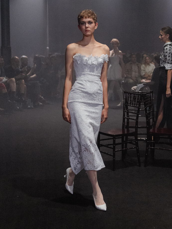 Šaty ze žárovek, inspirace Coco Chanel i odkaz na brutalismus. Co nás zaujalo na pražském Fashion Weeku