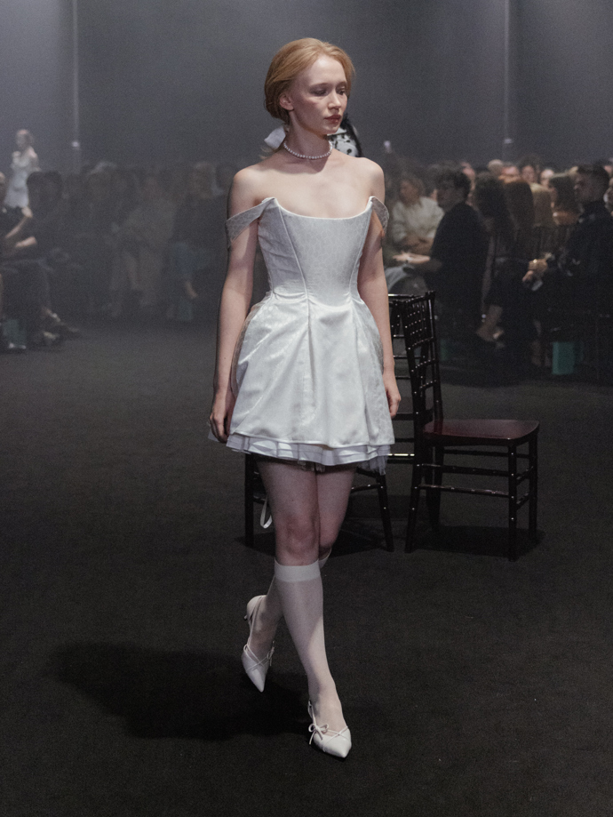 Šaty ze žárovek, inspirace Coco Chanel i odkaz na brutalismus. Co nás zaujalo na pražském Fashion Weeku