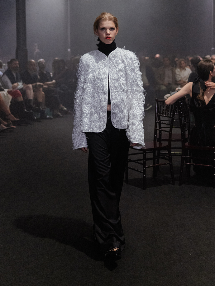 Šaty ze žárovek, inspirace Coco Chanel i odkaz na brutalismus. Co nás zaujalo na pražském Fashion Weeku