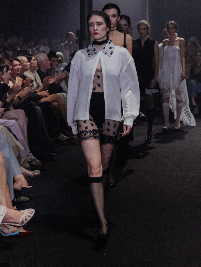 Šaty ze žárovek, inspirace Coco Chanel i odkaz na brutalismus. Co nás zaujalo na pražském Fashion Weeku