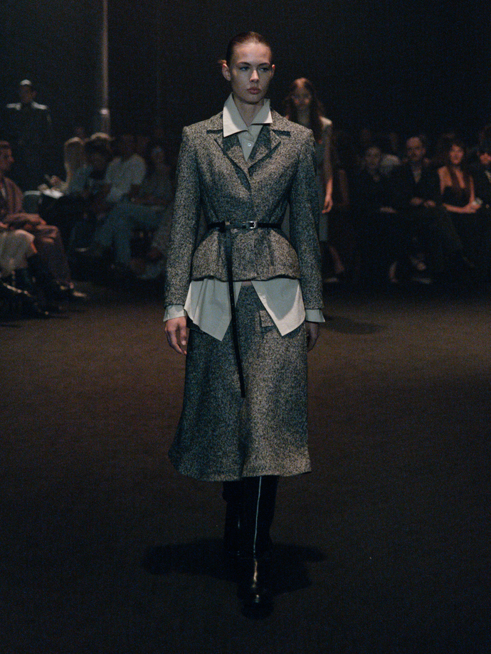 Šaty ze žárovek, inspirace Coco Chanel i odkaz na brutalismus. Co nás zaujalo na pražském Fashion Weeku
