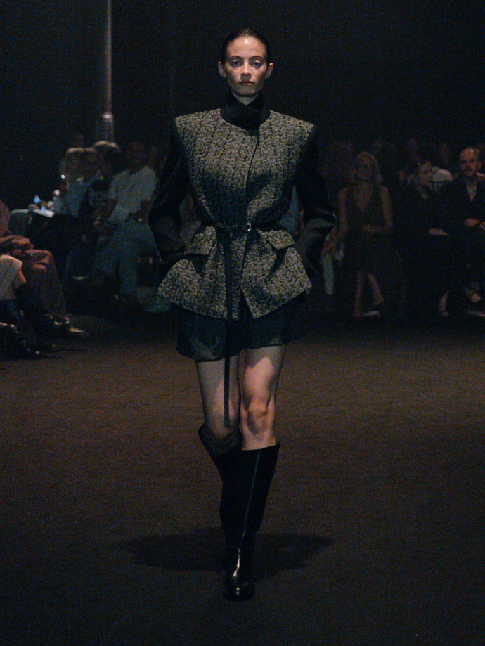 Šaty ze žárovek, inspirace Coco Chanel i odkaz na brutalismus. Co nás zaujalo na pražském Fashion Weeku