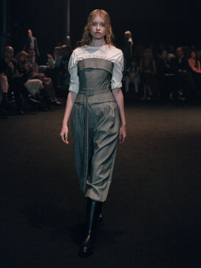 Šaty ze žárovek, inspirace Coco Chanel i odkaz na brutalismus. Co nás zaujalo na pražském Fashion Weeku