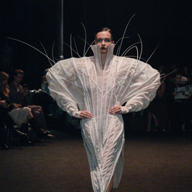 Šaty ze žárovek, inspirace Coco Chanel i odkaz na brutalismus. Co nás zaujalo na pražském Fashion Weeku