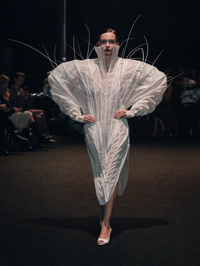 Šaty ze žárovek, inspirace Coco Chanel i odkaz na brutalismus. Co nás zaujalo na pražském Fashion Weeku