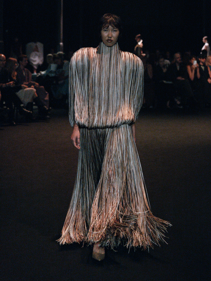 Šaty ze žárovek, inspirace Coco Chanel i odkaz na brutalismus. Co nás zaujalo na pražském Fashion Weeku