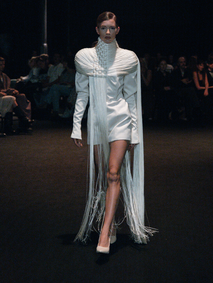Šaty ze žárovek, inspirace Coco Chanel i odkaz na brutalismus. Co nás zaujalo na pražském Fashion Weeku