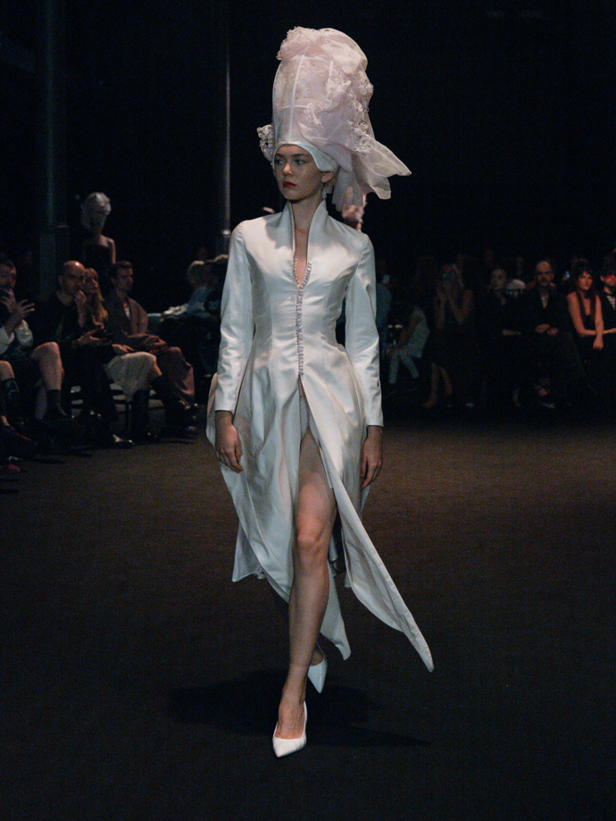 Šaty ze žárovek, inspirace Coco Chanel i odkaz na brutalismus. Co nás zaujalo na pražském Fashion Weeku