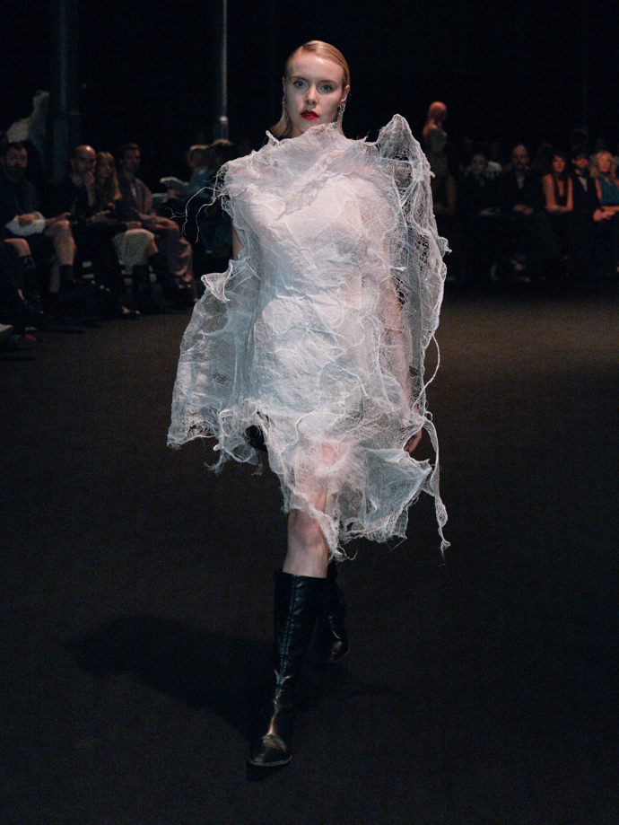 Šaty ze žárovek, inspirace Coco Chanel i odkaz na brutalismus. Co nás zaujalo na pražském Fashion Weeku
