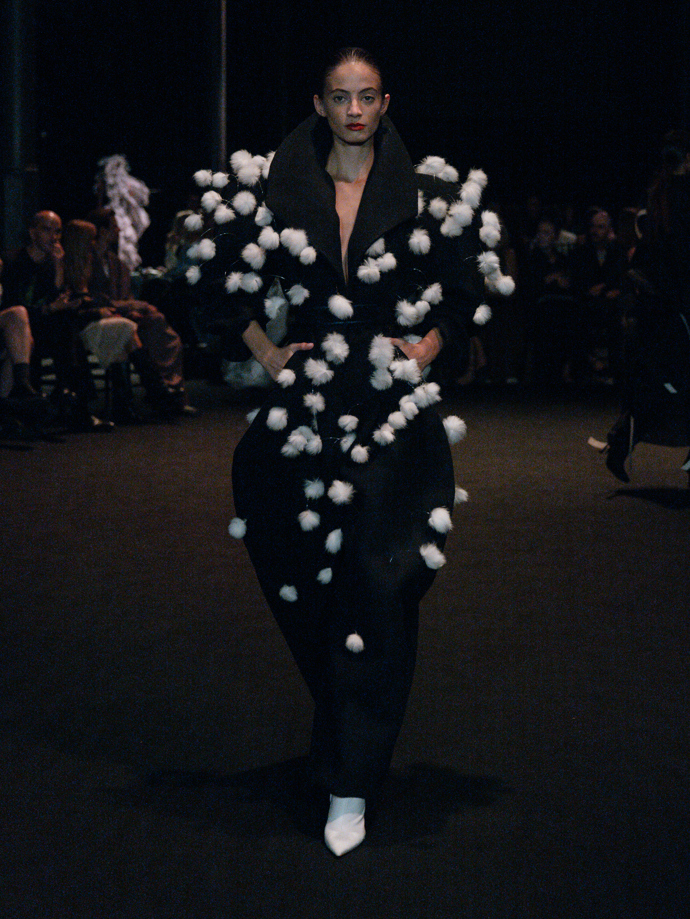 Šaty ze žárovek, inspirace Coco Chanel i odkaz na brutalismus. Co nás zaujalo na pražském Fashion Weeku