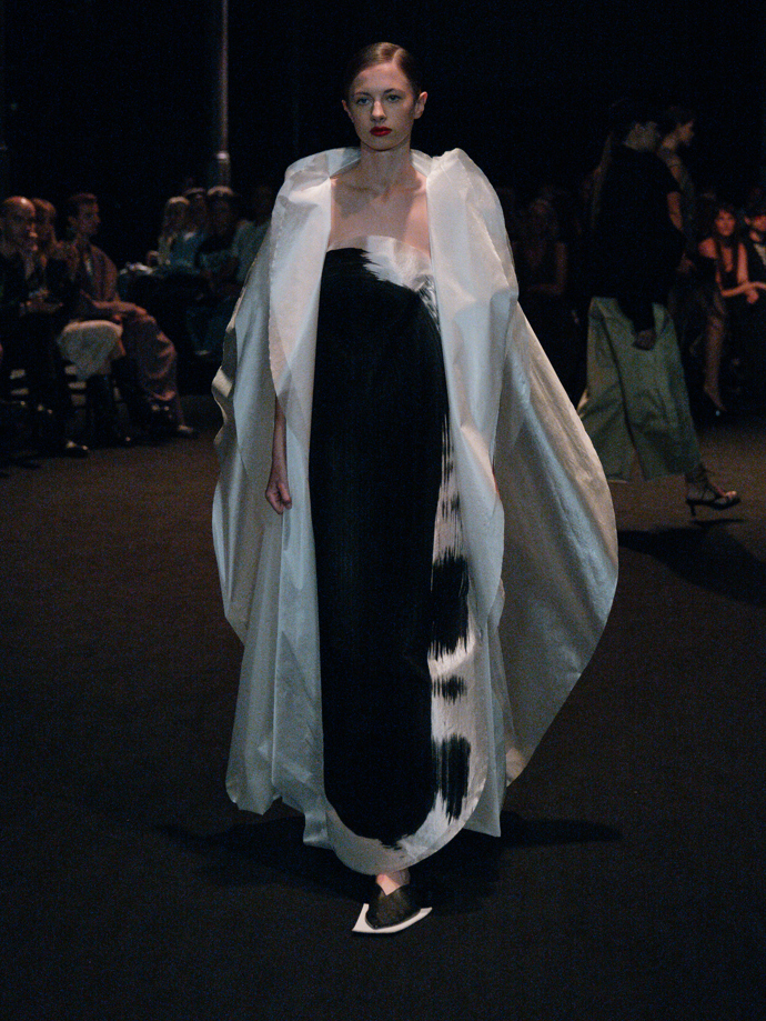 Šaty ze žárovek, inspirace Coco Chanel i odkaz na brutalismus. Co nás zaujalo na pražském Fashion Weeku