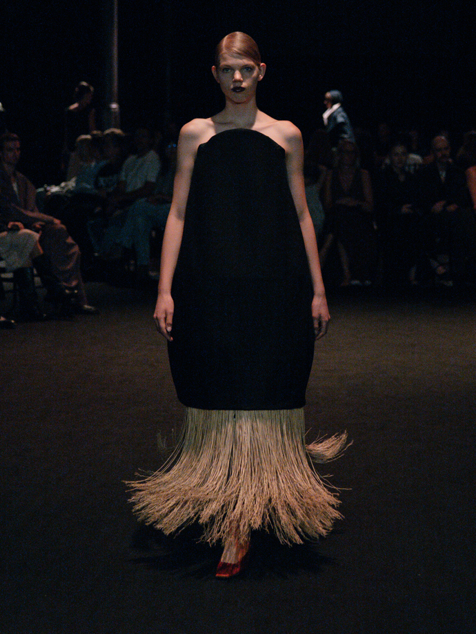 Šaty ze žárovek, inspirace Coco Chanel i odkaz na brutalismus. Co nás zaujalo na pražském Fashion Weeku
