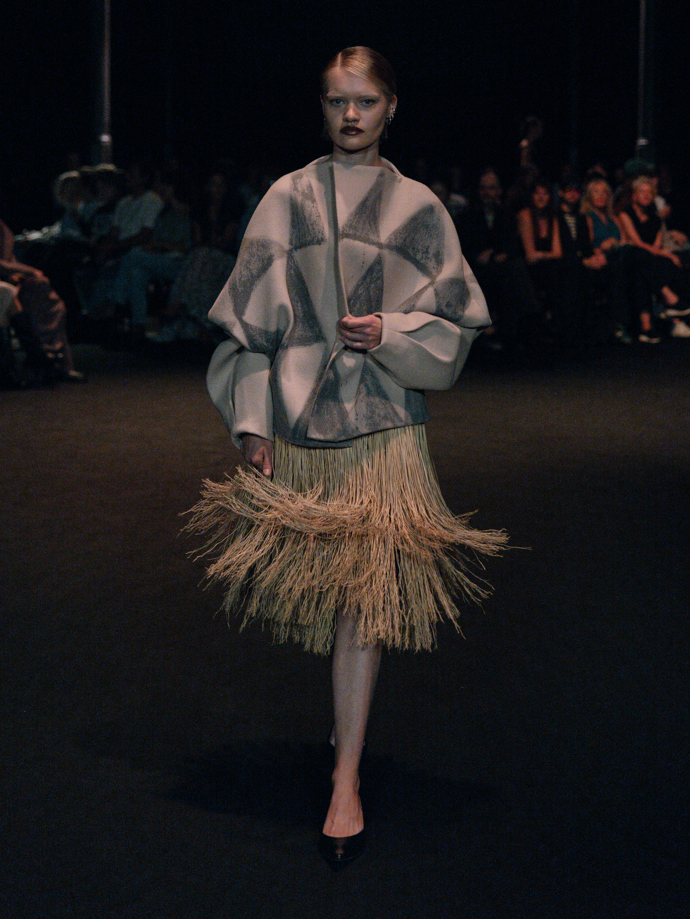 Šaty ze žárovek, inspirace Coco Chanel i odkaz na brutalismus. Co nás zaujalo na pražském Fashion Weeku