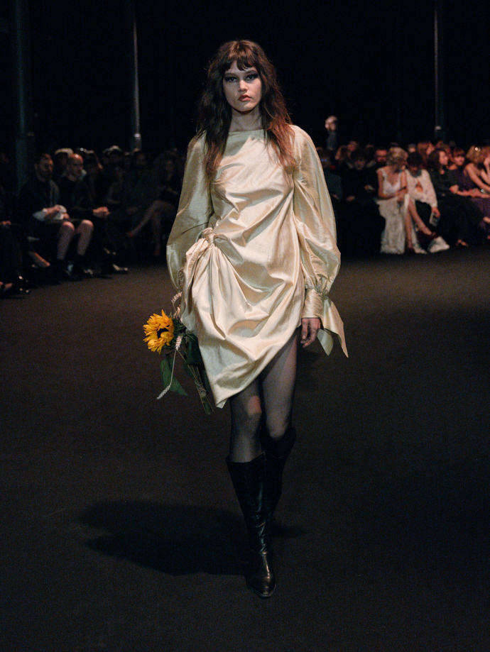 Šaty ze žárovek, inspirace Coco Chanel i odkaz na brutalismus. Co nás zaujalo na pražském Fashion Weeku