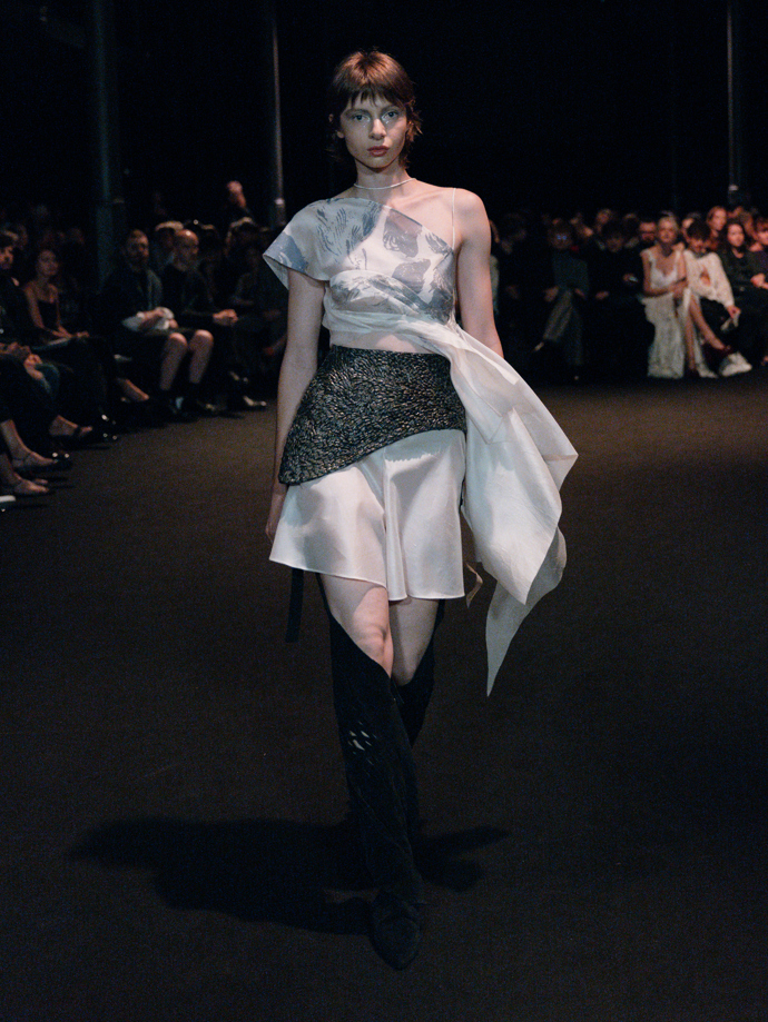 Šaty ze žárovek, inspirace Coco Chanel i odkaz na brutalismus. Co nás zaujalo na pražském Fashion Weeku
