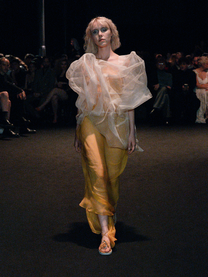 Šaty ze žárovek, inspirace Coco Chanel i odkaz na brutalismus. Co nás zaujalo na pražském Fashion Weeku